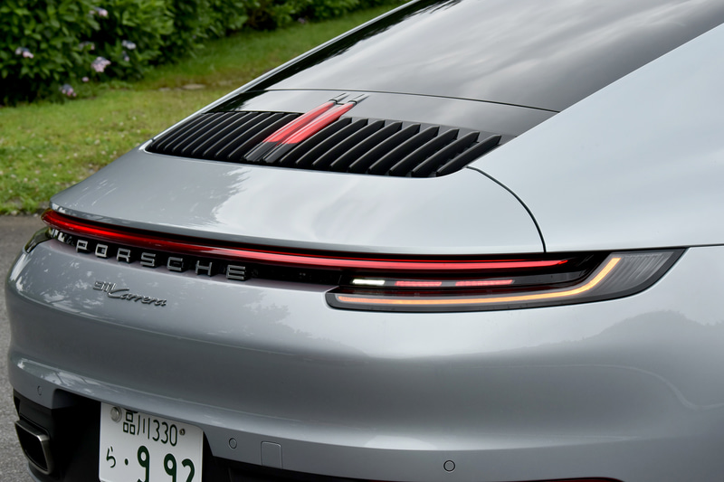 LEDマトリックス ヘッドライトは43万9815円のオプション装備。リアウイングは電動でせり上がる