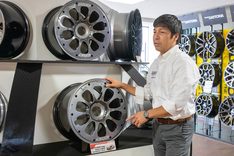 レース用ホイールも数多く手がける。これはトヨタのWEC（FIA世界耐久選手権）マシン、TS050専用に製作したマグネシウム鍛造ホイール。SUPER GTにおいてもGT500マシンおよびGT300マシンにホイールを供給する