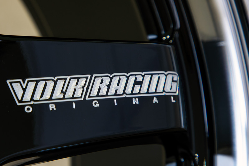 A.M.T.によるロゴ入れの実例。光の当たり具合によって陰影がつくので独特の質感になっている