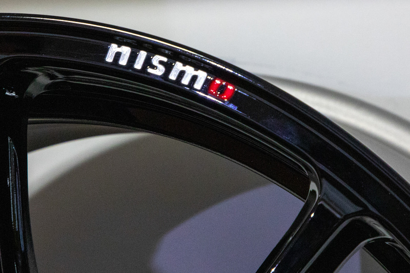 GT-Rニスモ用ホイールではリム部にNISMOのロゴがA.M.T.で彫られている