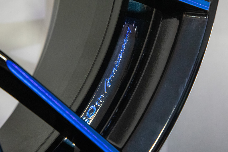 GT-R 50周年記念車用ホイールには50th Anniversaryの文字が彫られているが、この部分に彫刻ができるのもA.M.T.ならではのこと。なお、クリア塗装もレイズ独自の技術で塗られたもの