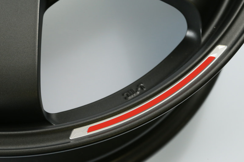 特許技術の「REDOT（アール・イー・ドット）」のカラーリングとマシニング切削を組み合わせた技術を使ってラインを彫り込んだもの