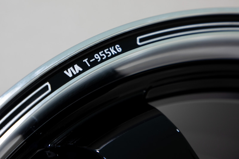 VIAなどの記号も金型による押し出しではなくA.M.T.などのマシニング加工にて処理するとデザイン性が高まる