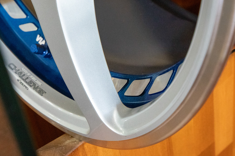 1996年に登場したフル鍛造のF-ZERO。リムにある造形は金型によって作ったものだが、形状的に鍛造でどうやってこの造形を入れたのかが不思議に思うデザインだろう。実は1ピースに見えるがディスク面が別体の2ピース構造なのでこのデザインが実現した。当時から独創的な高度な技術を持つメーカーだったという一例