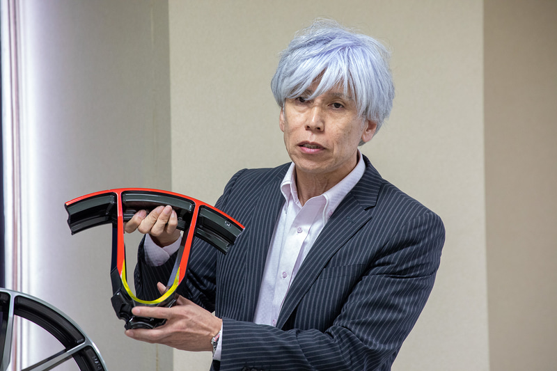 ハイブリッドマシニングの解説。異なる加工面を連続した1つのデザインとすることがポイント