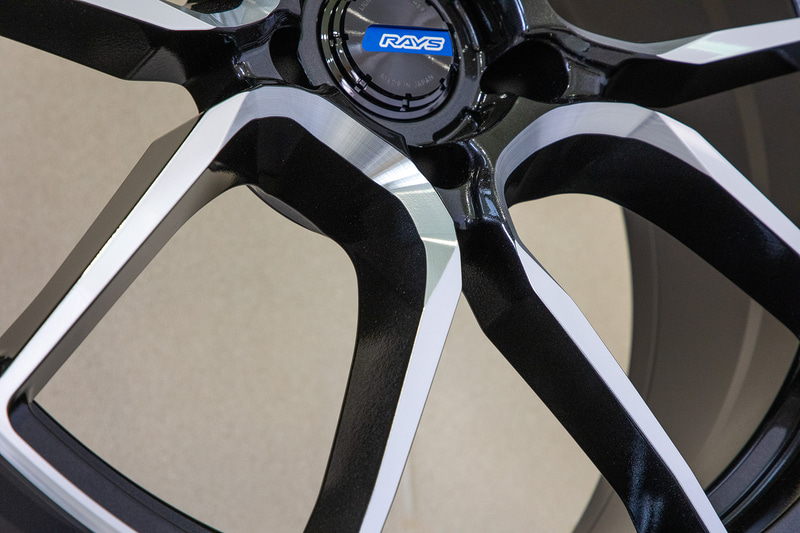 ハイブリッドマシニングを用いたデザイン面。スポークの正面部分は２次元面加工のダイヤモンドカットで、中心に近い壁面部はマシニングセンターによる加工だが、これらに連続性を持たせるようにエッジ部分の加工に独自の技術も盛り込んでいる