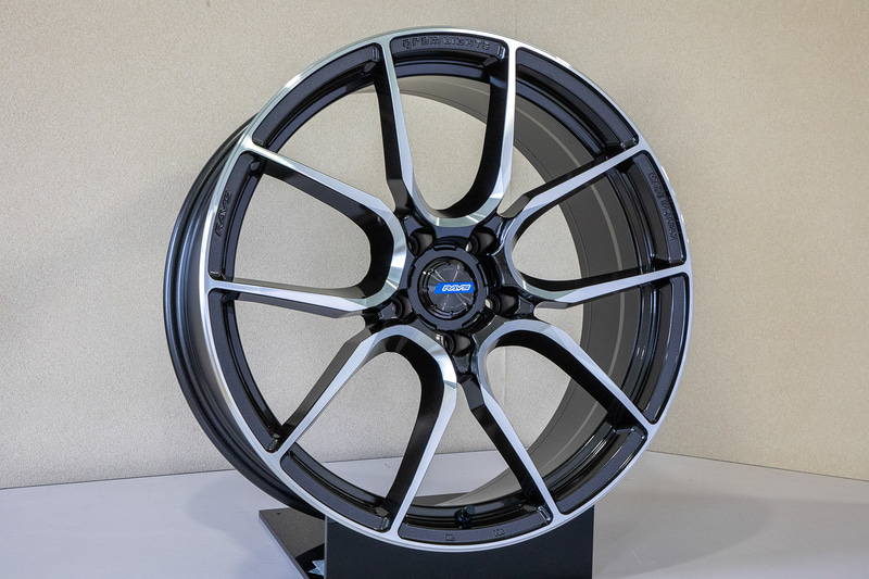 ハイブリッドマシニングを用いたデザイン面。スポークの正面部分は２次元面加工のダイヤモンドカットで、中心に近い壁面部はマシニングセンターによる加工だが、これらに連続性を持たせるようにエッジ部分の加工に独自の技術も盛り込んでいる