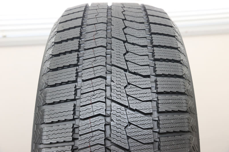 インアウト指定になったトレッドパターン