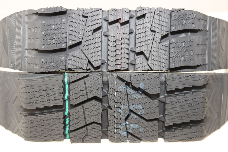 オブザーブ・ガリットギズ（上）とオブザーブ・ギズ2（下）のトレッドパターン比較