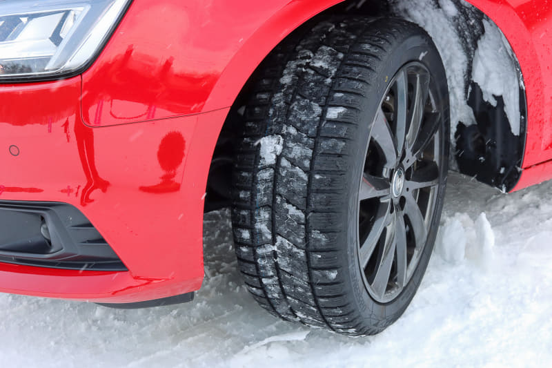 A4にオブザーブ・ギズ2の245/40R18を装着。インフォメーションがしっかりしているのでかなりの速度レンジでも走れてしまう