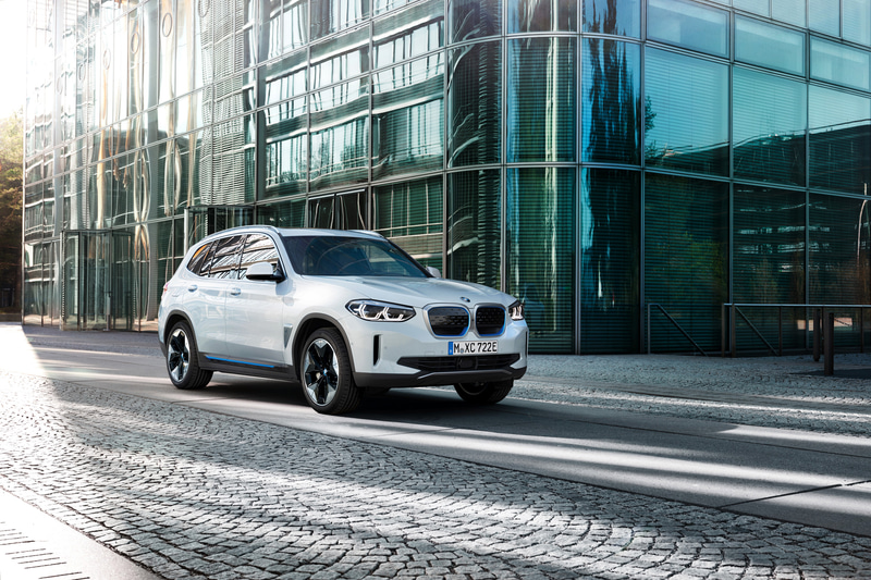 iX3には、最新のBMWオペレーティングシステム7が搭載され、これにより安全な無線アップデートが可能になり、システムは常に最新の状態になるという