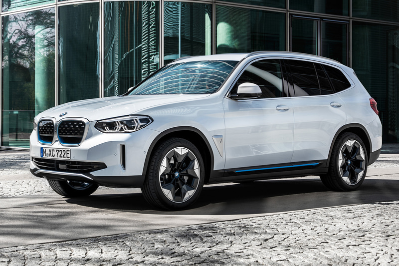 iX3には、最新のBMWオペレーティングシステム7が搭載され、これにより安全な無線アップデートが可能になり、システムは常に最新の状態になるという