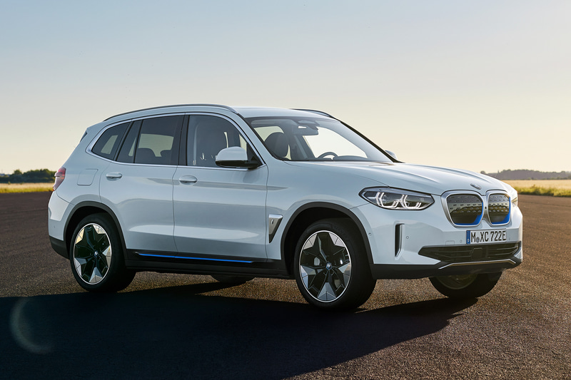 iX3には、最新のBMWオペレーティングシステム7が搭載され、これにより安全な無線アップデートが可能になり、システムは常に最新の状態になるという