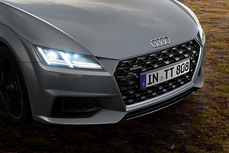 外装は専用色のナノグレーメタリック。マトリクスLEDヘッドライトを装備