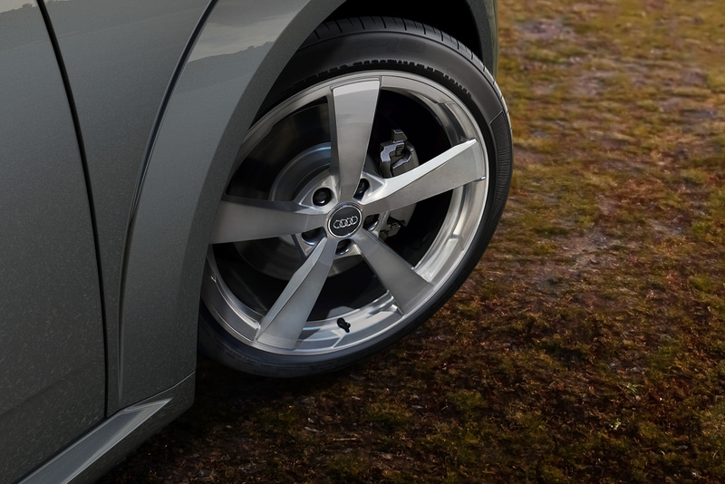 シンプルなデザインの専用5スポーク19インチアルミホイール