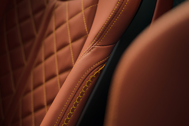 ブラウンのモカシンレザー＆イエローステッチで統一