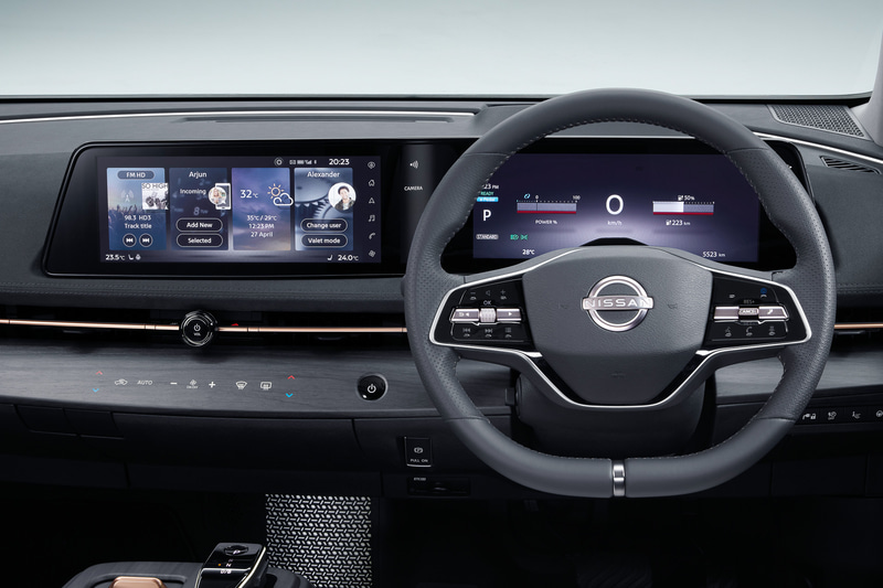 インテリアでは2つの12.3インチディスプレイをレイアウト。地図や音楽情報などを映すセンターのディスプレイはスワイプ操作が可能で、ナビゲーションのルートなどをメーターディスプレイに表示させるといったことができる