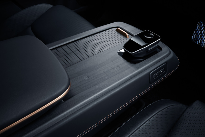 センターコンソールはドライバーのシートポジションに合わせて電動で前後に動かすことが可能で、その上には「アドバンスド アンビエント ライティング」が施された新デザインのシフトノブをレイアウト