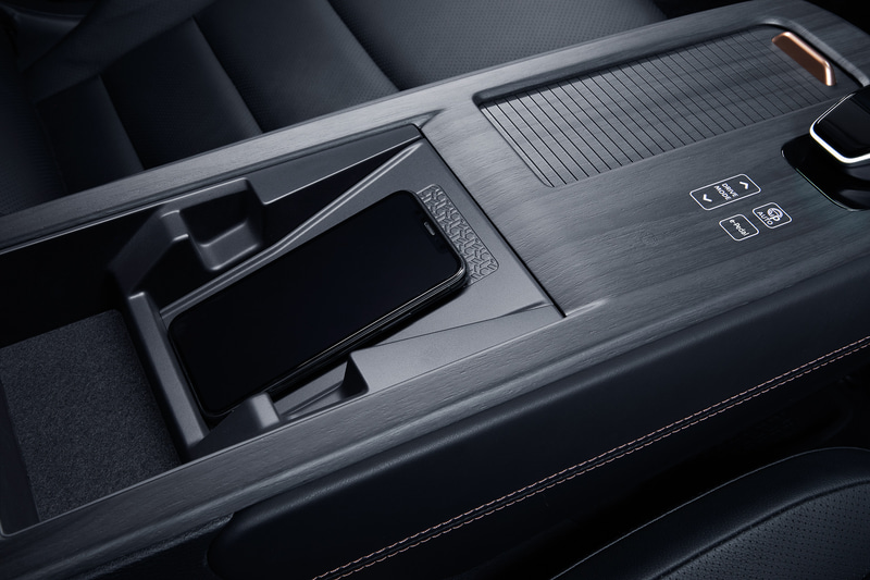 センターコンソール内ではQi規格のワイヤレスチャージャーも搭載