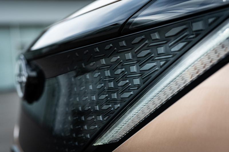 新型アリアのボディサイズは4595×1850×1655mm（全長×全幅×全高）、ホイールベースは2775mm。外装色はメインカラーの「暁（あかつき）」と呼ばれるカッパー（銅）とブラックの2トーンカラー