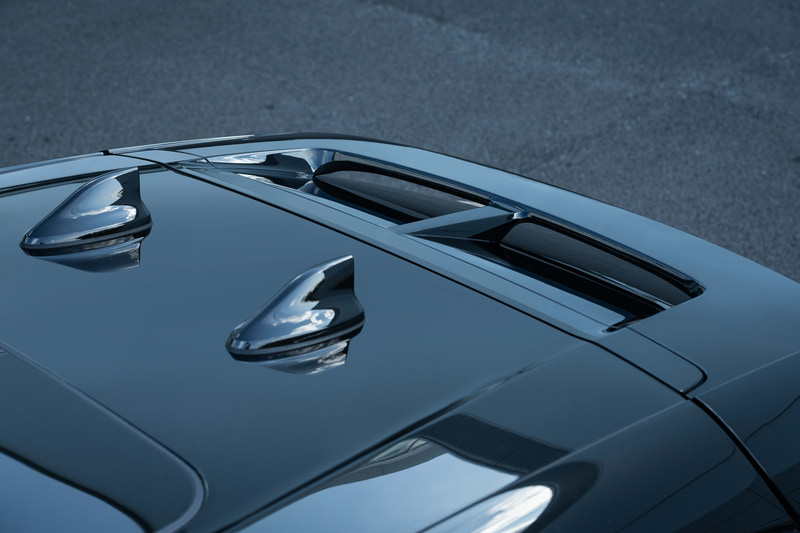 新型アリアのボディサイズは4595×1850×1655mm（全長×全幅×全高）、ホイールベースは2775mm。外装色はメインカラーの「暁（あかつき）」と呼ばれるカッパー（銅）とブラックの2トーンカラー