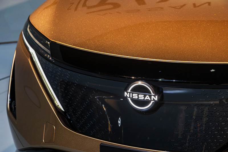 新しいブランドロゴはLEDにより発光する仕掛けが採用されている