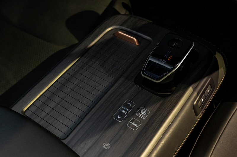 センターコンソールにシフトレバーを配置。右横のボタンで前後に動かすことが可能