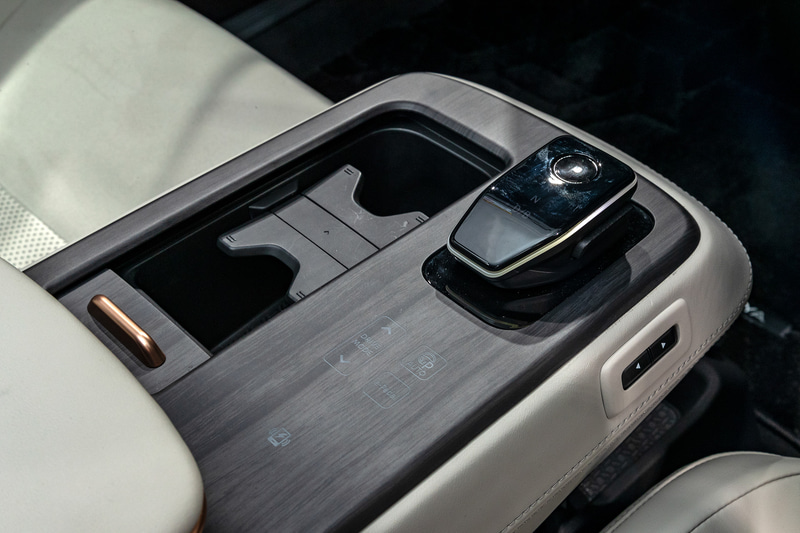 電源OFF時。物理スイッチではないためよく見ないとボタンの有無が分からない