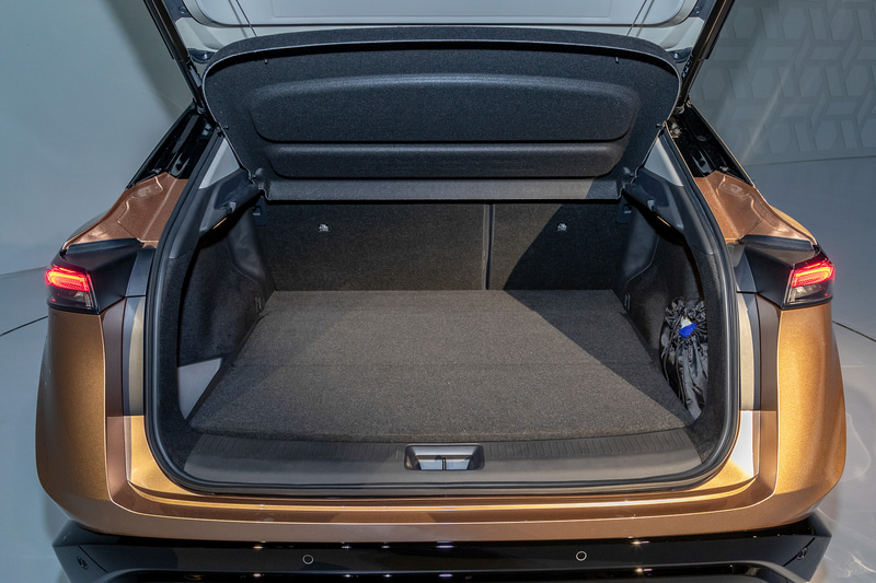 荷室容量は2WD車で466L、4WD車は408L