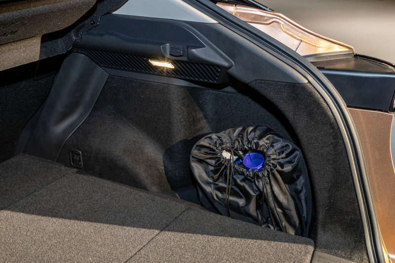 充電用ケーブルが収納されている