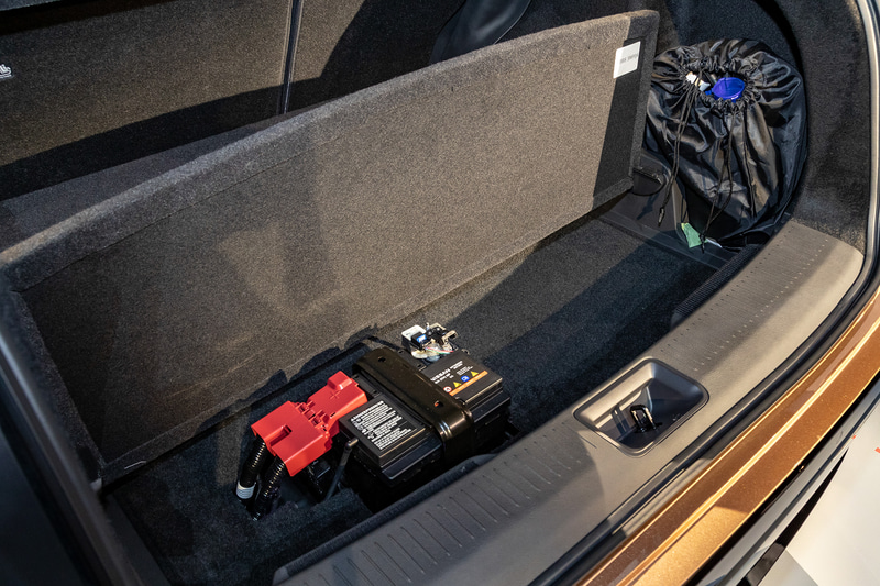 ラゲッジ下部には12Vバッテリーがある