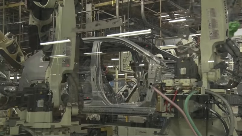 次々と映し出される製造ラインのスタッフ