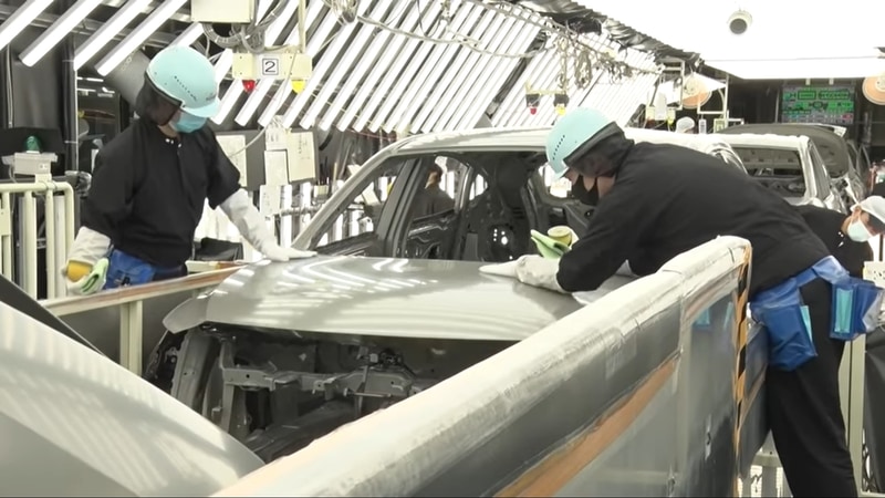 次々と映し出される製造ラインのスタッフ