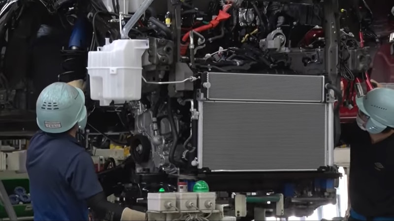 次々と映し出される製造ラインのスタッフ