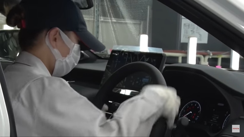 次々と映し出される製造ラインのスタッフ