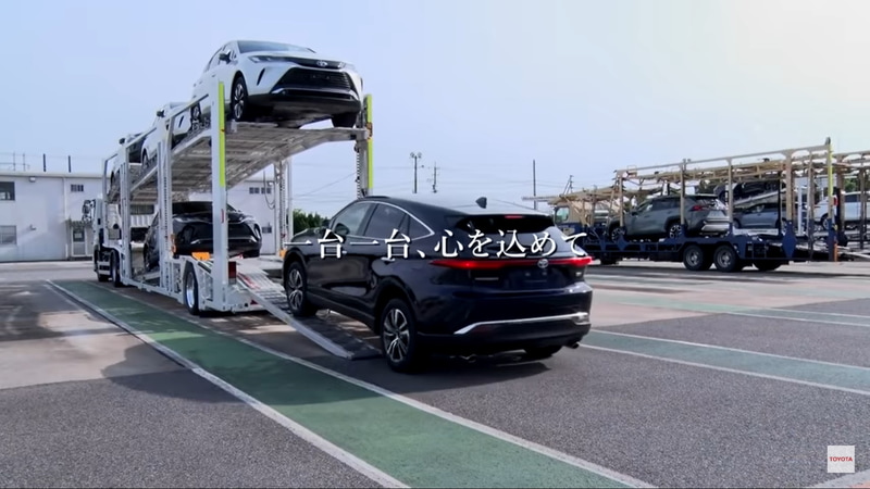 次々と映し出される製造ラインのスタッフ