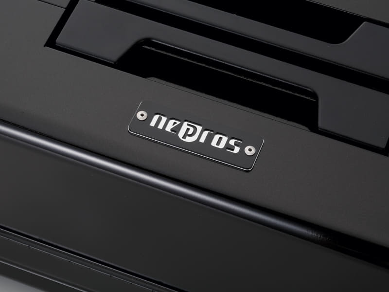 ケースはネプロス専用色のダークチャコールパールで、天面に専用エンブレムがセットされた特別仕様