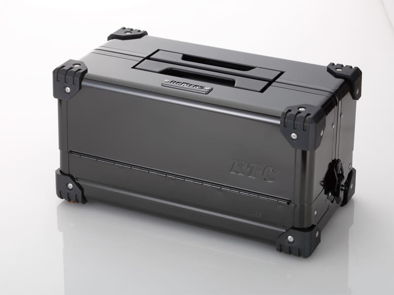 ケースはネプロス専用色のダークチャコールパールで、天面に専用エンブレムがセットされた特別仕様