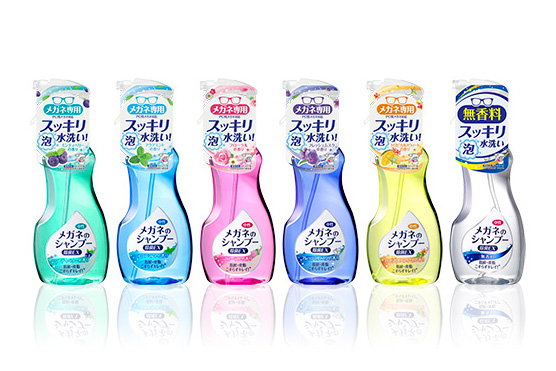 NITEが選定した「新型コロナウイルスに有効な界面活性剤」に該当する塩化ベンザルコニウムを0.1～1％配合した界面活性剤を使用する「メガネのシャンプー 除菌EX」