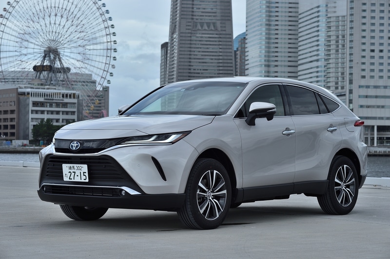 ハイブリッド Gの2WD（FF）モデル。価格は400万円。ボディカラーはスティールブロンドメタリック。ボディサイズは4740×1855×1660mm（全長×全幅×全高）、ホイールベースは2690mm。WLTCモード燃費は22.3km/L（市街地モード19.5km/L、郊外モード25.1km/L、高速道路モード22.1km/L）。切削光輝＋ダークメタリック塗装の18インチアルミホイールを装着し、タイヤは225/60R18サイズのダンロップ「グラントレック PT30」を組み合わせる