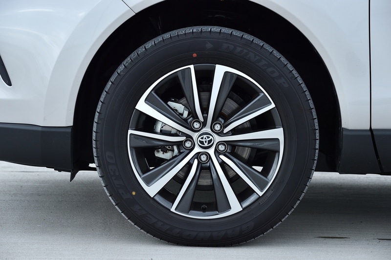 ハイブリッド Gの2WD（FF）モデル。価格は400万円。ボディカラーはスティールブロンドメタリック。ボディサイズは4740×1855×1660mm（全長×全幅×全高）、ホイールベースは2690mm。WLTCモード燃費は22.3km/L（市街地モード19.5km/L、郊外モード25.1km/L、高速道路モード22.1km/L）。切削光輝＋ダークメタリック塗装の18インチアルミホイールを装着し、タイヤは225/60R18サイズのダンロップ「グラントレック PT30」を組み合わせる