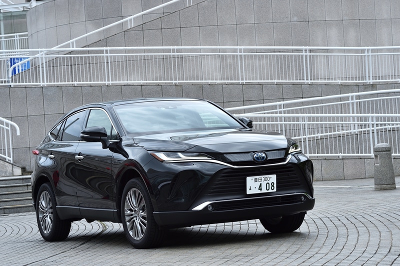 ハイブリッド Z“Lather Package”の4WD（E-Four）モデル。価格は504万円。ボディカラーはプレシャスブラックパール。ボディサイズは前出の通り。WLTCモード燃費は21.6km/L（市街地モード18.9km/L、郊外モード24.2km/L、高速道路モード21.4km/L）。高輝度シルバー塗装の19インチアルミホイールを装着し、タイヤは225/55R19サイズのTOYO TIRE「プロクセス R46 A」を組み合わせる