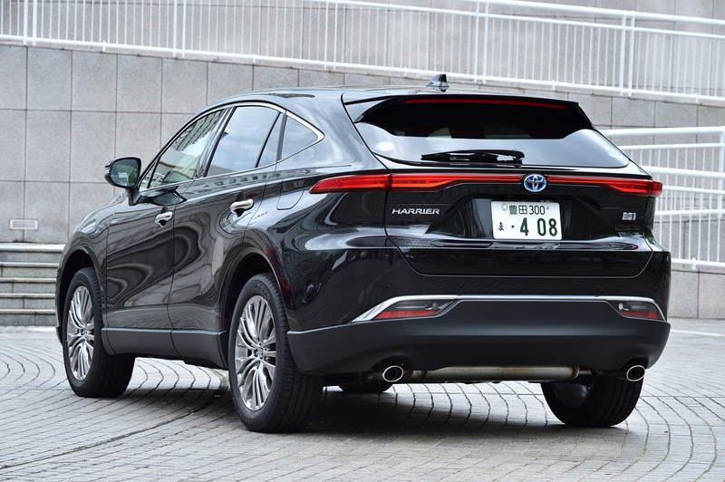 ハイブリッド Z“Lather Package”の4WD（E-Four）モデル。価格は504万円。ボディカラーはプレシャスブラックパール。ボディサイズは前出の通り。WLTCモード燃費は21.6km/L（市街地モード18.9km/L、郊外モード24.2km/L、高速道路モード21.4km/L）。高輝度シルバー塗装の19インチアルミホイールを装着し、タイヤは225/55R19サイズのTOYO TIRE「プロクセス R46 A」を組み合わせる