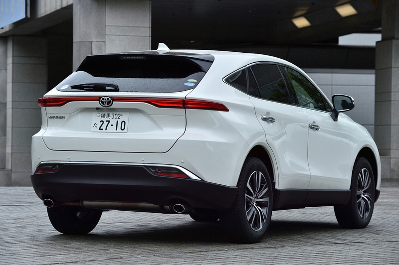 ガソリンモデルとなるGの2WD（FF）モデル。価格は314万円。ボディカラーはホワイトパールクリスタルシャイン。ボディサイズは前出の通り。WLTCモード燃費は15.4km/L（市街地モード11.3km/L、郊外モード15.7km/L、高速道路モード18.0km/L）。切削光輝＋ダークメタリック塗装の18インチアルミホイールを装着し、タイヤは225/60R18サイズのダンロップ グラントレック PT30を組み合わせる