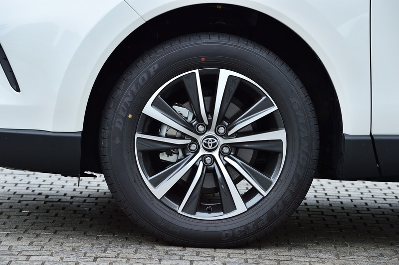 ガソリンモデルとなるGの2WD（FF）モデル。価格は314万円。ボディカラーはホワイトパールクリスタルシャイン。ボディサイズは前出の通り。WLTCモード燃費は15.4km/L（市街地モード11.3km/L、郊外モード15.7km/L、高速道路モード18.0km/L）。切削光輝＋ダークメタリック塗装の18インチアルミホイールを装着し、タイヤは225/60R18サイズのダンロップ グラントレック PT30を組み合わせる