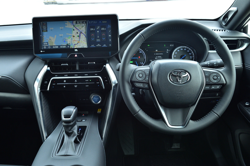 運転席まわり。ステアリングスポーク左側には情報操作系とオーディオの音量やハンズフリーのスイッチを、右側にはACCなど運転支援系とオーディオのモード選択などのスイッチを集約