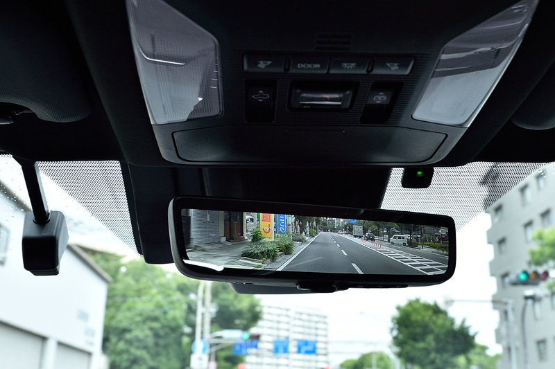 車両後方カメラの映像をインナーミラー内のディスプレイに表示できる「デジタルインナーミラー」をS以外のモデルに標準装備。さらに、走行中の前後方カメラ映像をデジタルインナーミラーに挿入されたSDカードに録画することも可能