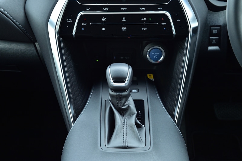 シフトノブ上部にはドライブモードの変更スイッチを配置