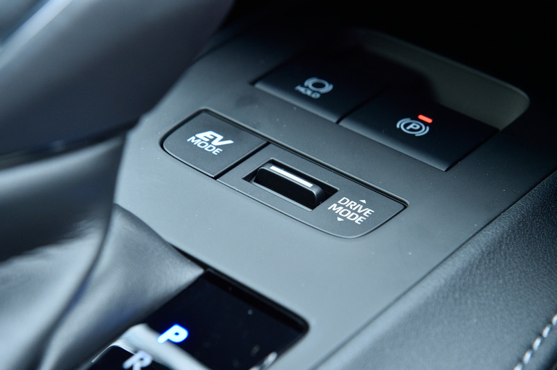 シフトノブ上部にはドライブモードの変更スイッチを配置