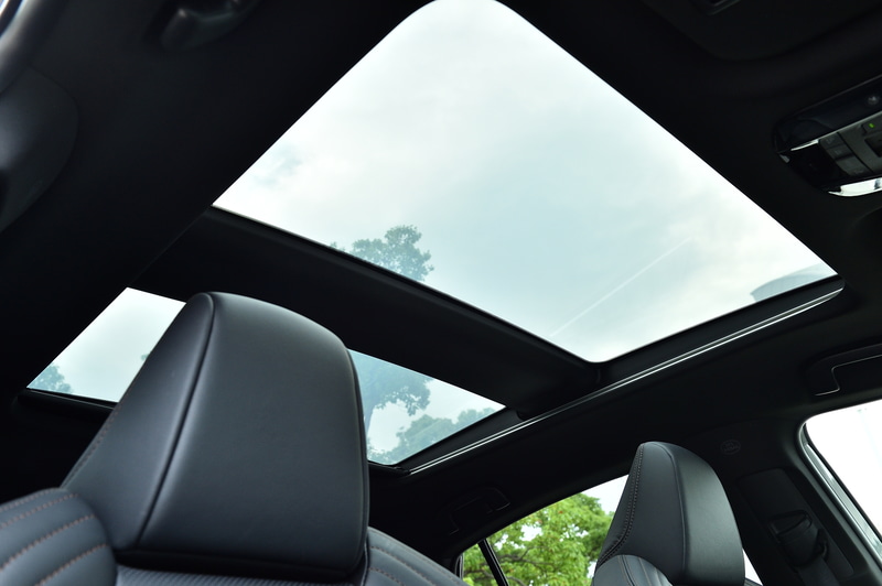 電動シェード付きの調光パノラマルーフ。シェードが開いている状態での透過（左）、調光（右）をタイムラグなく切り替えられる。T-Connect契約をしていれば音声での操作も可能
